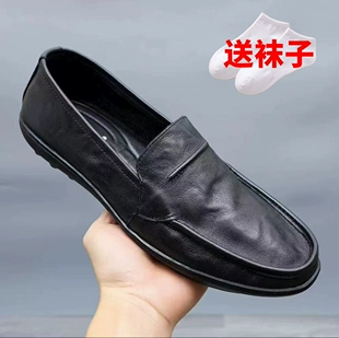 《解锁男士时尚新宠：新款豆豆鞋来袭，休闲皮鞋风范兼具，轻便透气一脚蹬超适合驾车》